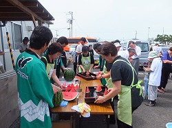 「被災者にスイカ」の画像