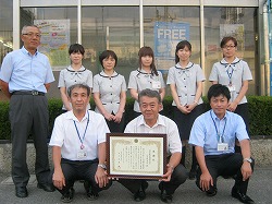 「詐欺被害防ぎ、感謝状受ける」の画像