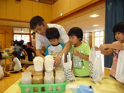 「園児らきのこ収穫体験」の画像