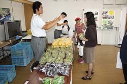 「市街地で果実など販売、売れる喜び実感」の画像
