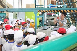 「選果場の作業、児童が見学」の画像