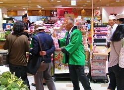 「東京でリンゴ売り込み、副組合長や村長参加」の画像
