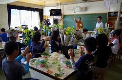 「花アレンジを児童に手ほどき」の画像