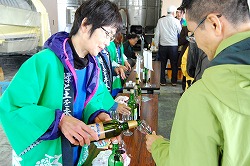「8ヵ所を回り、ワイン飲み比べ」の画像