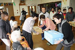 「デイサービス施設にタオル、要望に応え恒例に」の画像