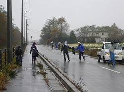 「道路沿いでごみ回収、労組職員ら地域貢献」の画像