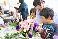 「花のアレンジを児童に手ほどき」の画像