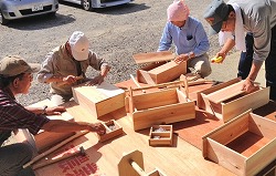 「木の質感生かし、おかもち製作」の画像