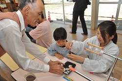 「保育園児が繭であんどん作り」の画像