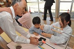 「保育園児が繭であんどん作り」の画像