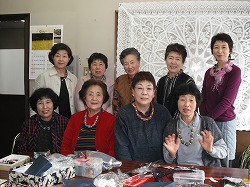 「ネックレス作り、仲間と楽しむ」の画像