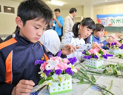 「児童が地元産で花籠作り楽しむ」の画像