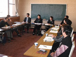 「女性理事らと懇談し絆深める」の画像