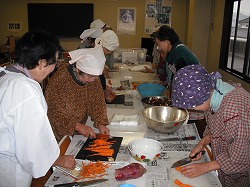 「育てた野菜で芋煮作り味わう」の画像