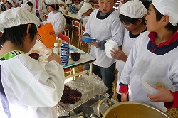 「育てたもち米で、児童が餅つき」の画像