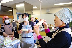 「女性部員が漬物作りを手ほどき」の画像