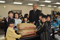 「栽培した米60キロ、マリ共和国へ贈る」の画像