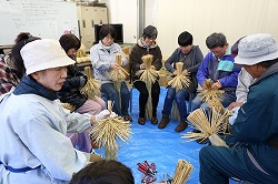 「わらぼっち作り、資材店で教室」の画像