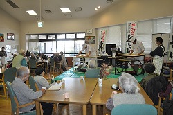 「福祉施設訪問し、手打ちそば提供」の画像