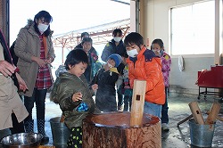 「協力して餅つき、雑煮を振る舞う」の画像