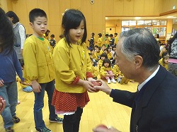 「保育園を訪問、リンゴ贈る」の画像