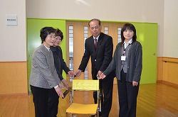 「デイセンターに入浴用車椅子贈る」の画像