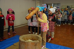 「地元の子どもと、餅つき楽しむ」の画像