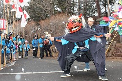 「伝統を守り、常田獅子舞」の画像
