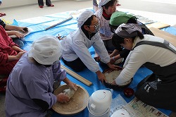 「農家女性の指導で、子どもがそば打ち」の画像