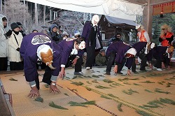 「御田植祭で五穀豊穣願う」の画像