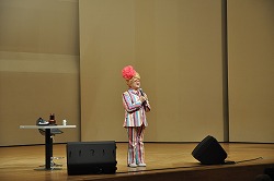 「今年は歌手の米良さん講演」の画像