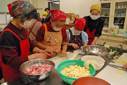 「料理実習で児童と交流」の画像