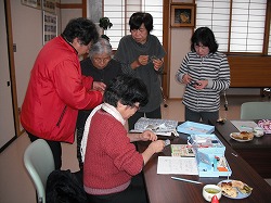 「帽子のブローチ、端布活用し作る」の画像