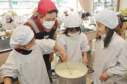 「自分たちで育てた大豆使い、親子で豆腐作り」の画像