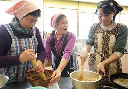 「女性新規就農者と交流、集いで郷土食作る」の画像