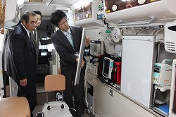 「医療センターに高規格救急車」の画像