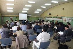 「大豆、ソバ振興へ、機械利用を説明」の画像