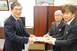 「農業知る補助教材寄贈、市内8小学校に」の画像