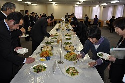 「地域の伝統料理を、観光業者らに紹介」の画像