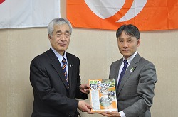 「食農と環境テーマ、県に補助教材贈る」の画像