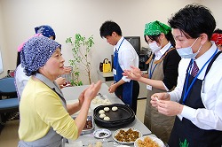 「新採用職員が研修−女性部員と伝統料理作り」の画像