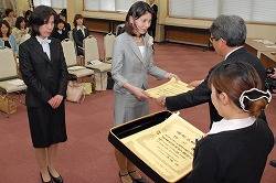 「3年間学んだ若妻大学卒業」の画像