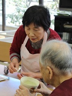 「デイサービスで抹茶を振る舞う」の画像