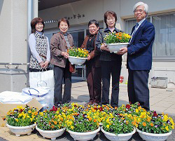 「花で心和ませて、老人ホームに寄贈」の画像