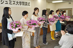 「フレミズ大学、54人が卒業」の画像