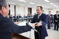 「43人の職員を永年勤続表彰」の画像