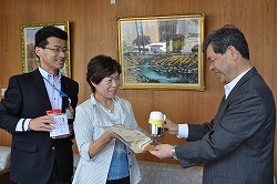 「子育て支援へ、お粥ポット贈る」の画像