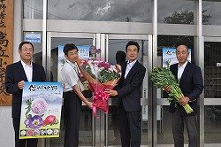 「学校にシャクヤク寄贈」の画像