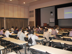 「女性生産者が農試視察」の画像