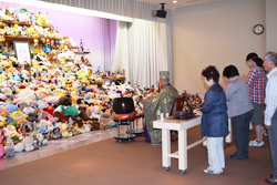 「ホールで人形供養祭」の画像